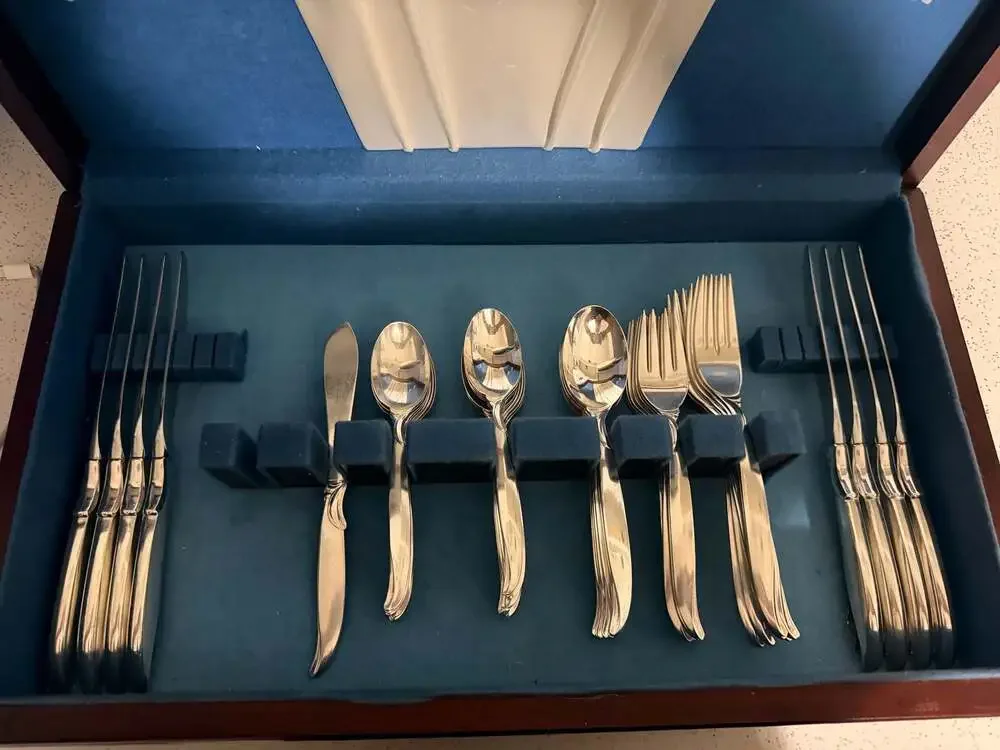 Vintage 1847 Rogers Bros IS Flair Silverplate Flatware Set with Wooden Chest